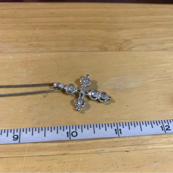 Avon silvertone cross pendant necklace 22” length - Picture 2 of 4